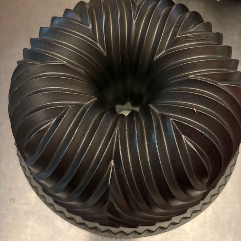 8 cup Nordic Ware Bundt Cake Pan. Free Shipping